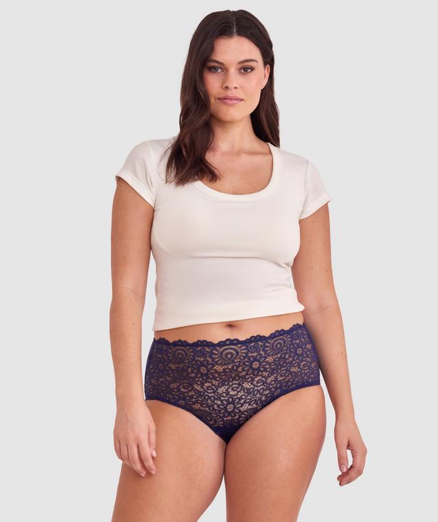 Jasmine is wearing a 12DD top and 12 bottom. She stands at 175cmcm/5'9in.