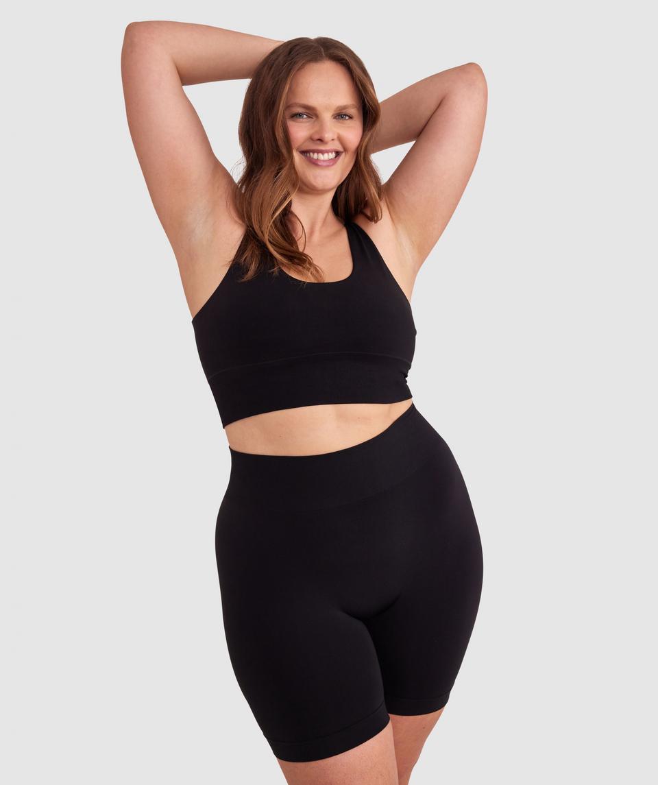 Jesikah is wearing a 16DD/XL top and 16/XL bottom, with bust 97cm/38in, waist 82cm/32in, and hip 111cm/44in. She stands at 173cm/5'8in.