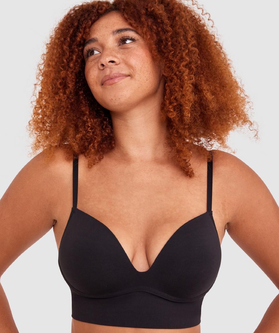 Zara is wearing a 12DD top and 12 bottom, with bust 89cm/35in, waist 71cm/28in, and hip 102cm/40in. She stands at 180cm/5'11in.