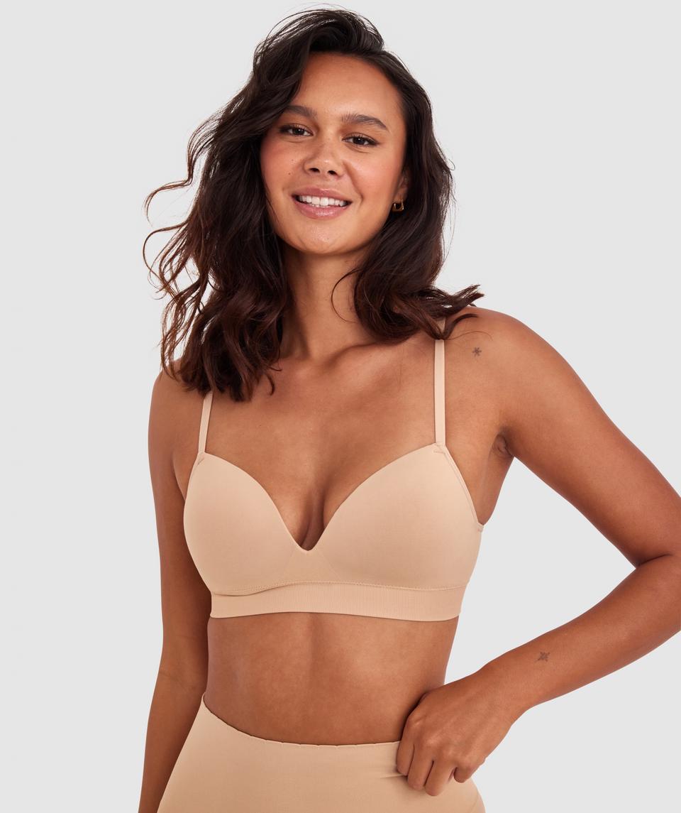 Channelle is wearing a 10BC bra and 10 underwear, with bust 84cm/33in, waist 70cm/27.5in, and hip 100cm/39.5in. She stands at 183cm/6'0in.