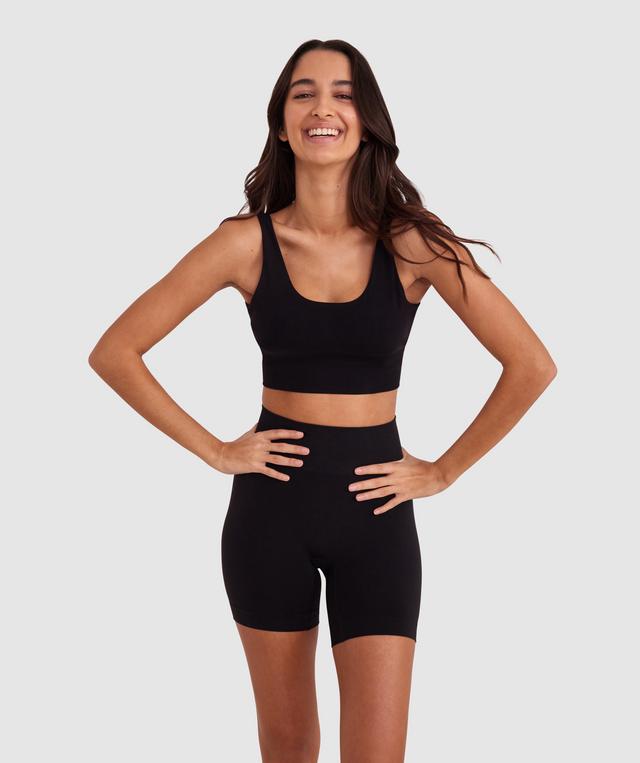 Kushi is wearing a 10C/S top and 10/S bottom, with bust 79cm/31in, waist 61cm/24in, and hip 91cm/36in. She stands at 173cm/5'8in.