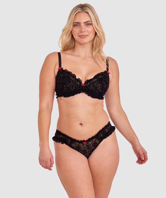 Zoe is wearing a 12DD/M top and 12/M bottom, with bust 98cm/38.5in, waist 85cm/33in, and hip 110cm/43in. She stands at 170cm/5'7".