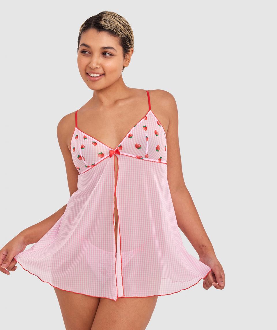 Sarah is wearing a 10B/C top and 10 bottom, with bust 85cm/33.5in, waist 66cm/26in, and hip 99cm/39in. She stands at 174cm/5'7in.
