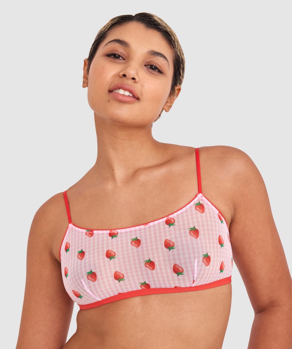 Sarah is wearing a 10B/C top and 10 bottom, with bust 85cm/33.5in, waist 66cm/26in, and hip 99cm/39in. She stands at 174cm/5'7in.