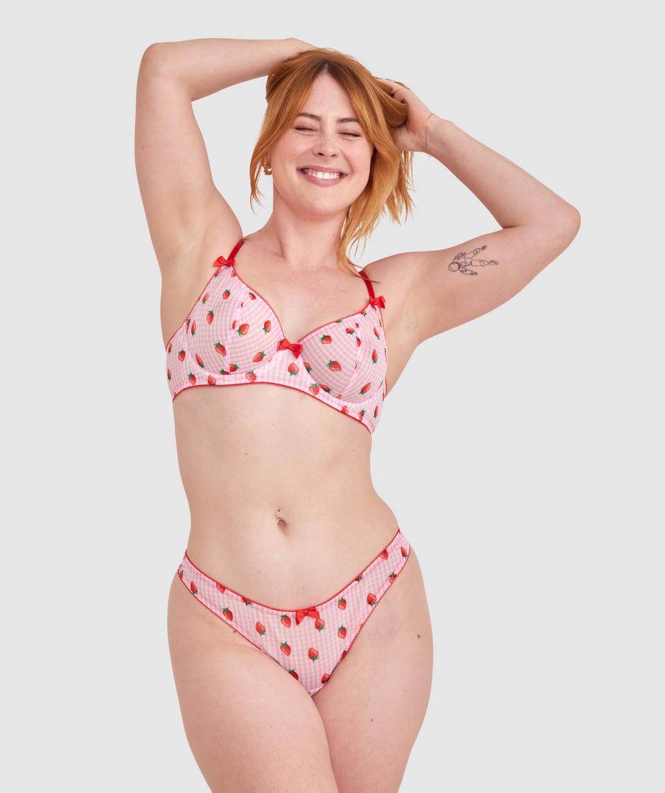 Lucy is wearing a 12DD top and 12 bottom. She stands at 165cm/5'4in.