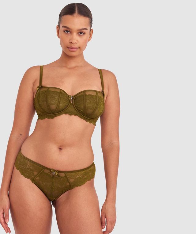 Shimma is wearing a 12 DD top and 12 bottom with bust 94cm/37in waist 70cm/27 1/2in and hip 107cm/42in. She stands at 175cm/5'9in.
