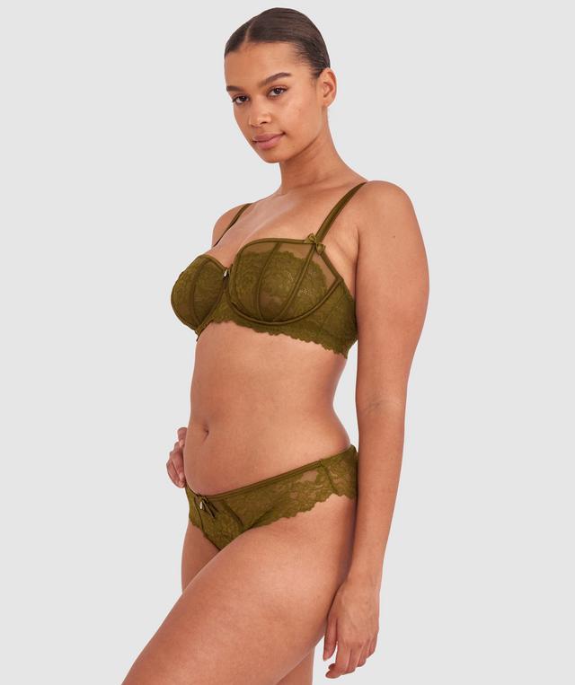 Shimma is wearing a 12 DD top and 12 bottom with bust 94cm/37in waist 70cm/27 1/2in and hip 107cm/42in. She stands at 175cm/5'9in.
