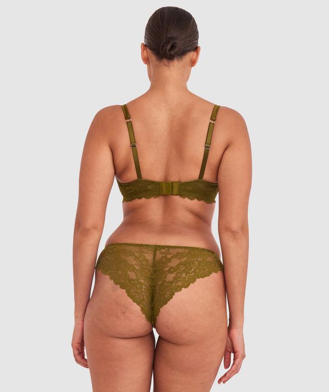 Shimma is wearing a 12 DD top and 12 bottom with bust 94cm/37in waist 70cm/27 1/2in and hip 107cm/42in. She stands at 175cm/5'9in.