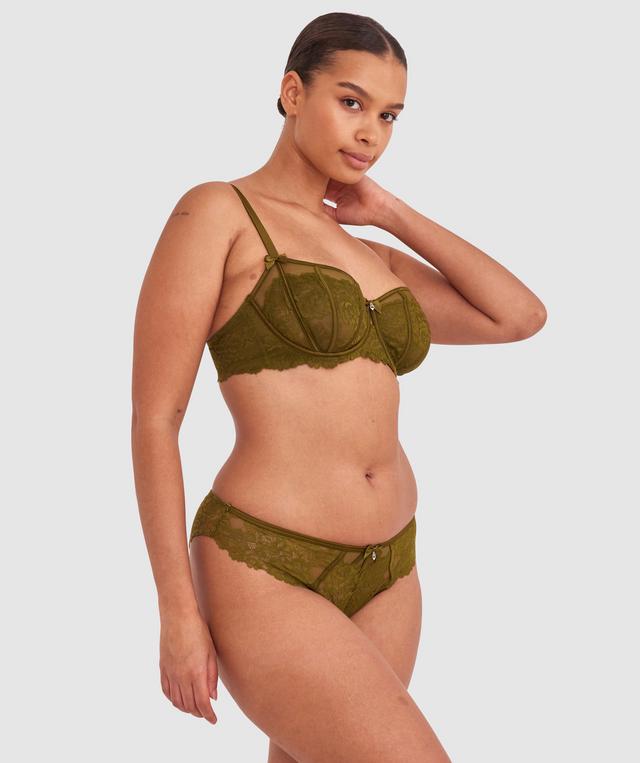 Shimma is wearing a 12 DD top and 12 bottom with bust 94cm/37in waist 70cm/27 1/2in and hip 107cm/42in. She stands at 175cm/5'9in.