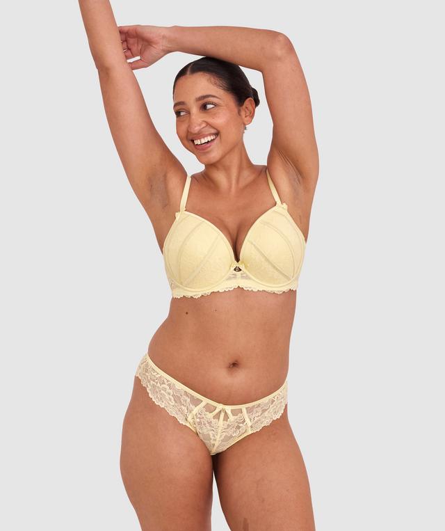 Terri-Leigh wears a size 12DD and size 12 underwear. She is a size 12 Is 177cm tall with a 98cm bust and 79cm waist and 79cm hips.