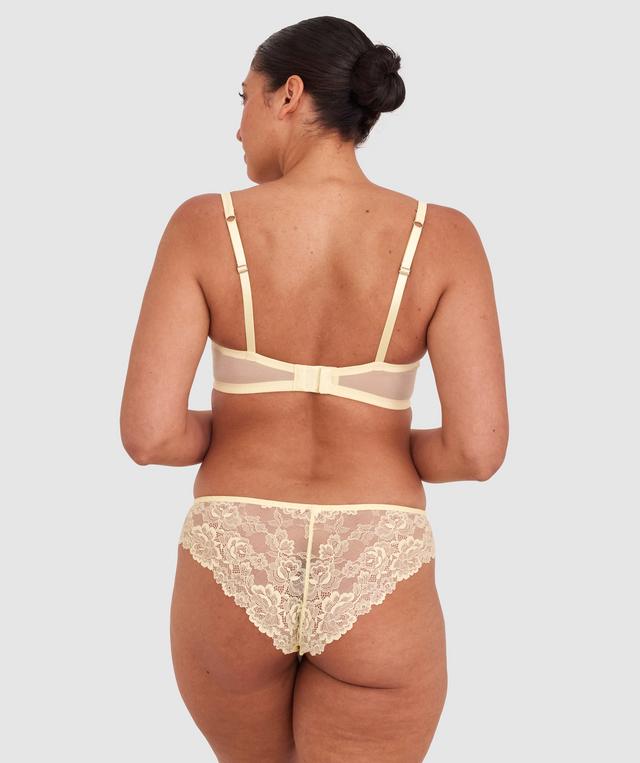 Terri-Leigh wears a size 12DD and size 12 underwear. She is a size 12 is 177cm tall with a 98cm bust and 79cm waist and 79cm hips.