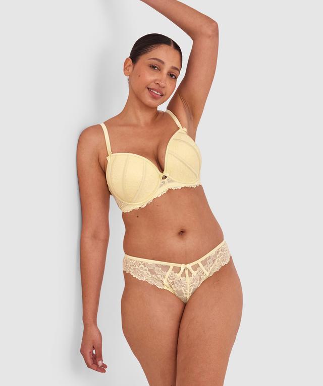 Terri-Leigh wears a size 12DD and size 12 underwear. She is a size 12 is 177cm tall with a 98cm bust and 79cm waist and 79cm hips.