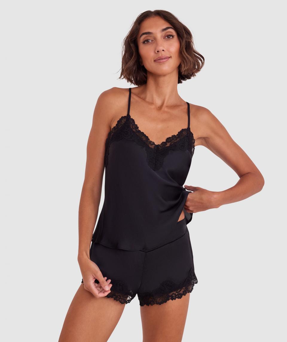 Shannon is wearing a 10C/S top and 10/S bottom, with bust 81cm/32in, waist 64cm/25in, and hip 91cm/36in. She stands at 180cm/5'11in.