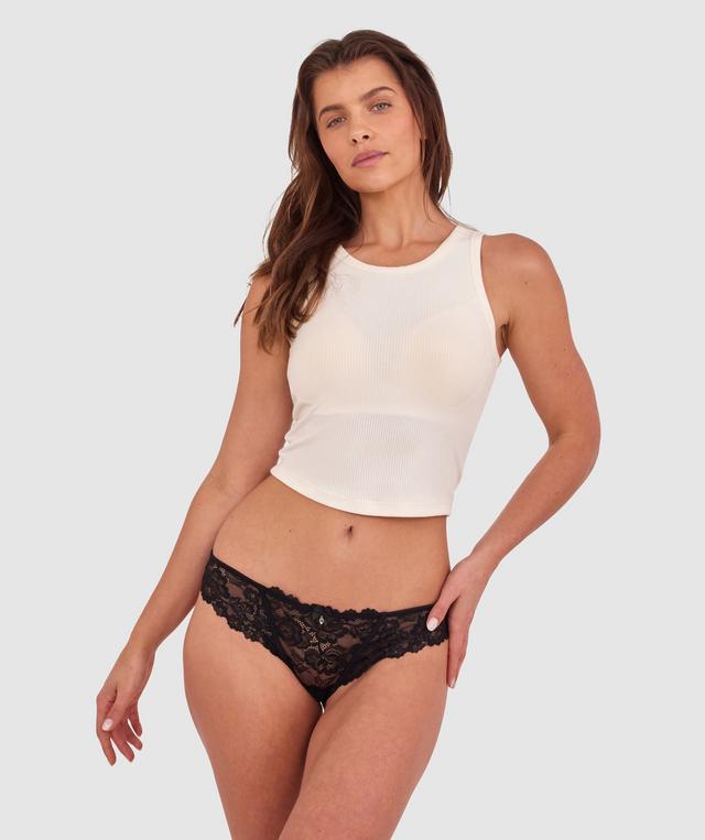 Kris wears a size 10C bra and size 10 underwear. She is 181cm tall and has measurements of 84cm bust a 66cm waist and 99cm hips.
