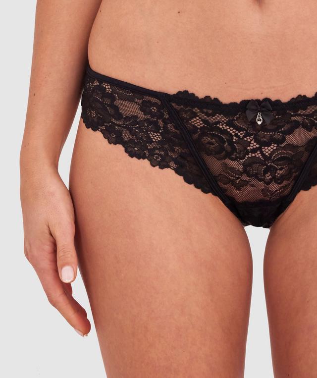Kris wears a size 10C bra and size 10 underwear. She is 181cm tall and has measurements of 84cm bust a 66cm waist and 99cm hips.