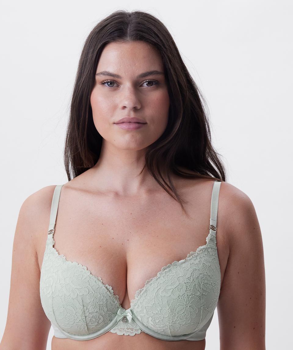 Jasmine is wearing a 12DD bra and size 12 underwear, with bust 96cm/38in, waist 77cm/30.5in, and hip 111cm/43.5in. She stands at 175cm/5'9in.