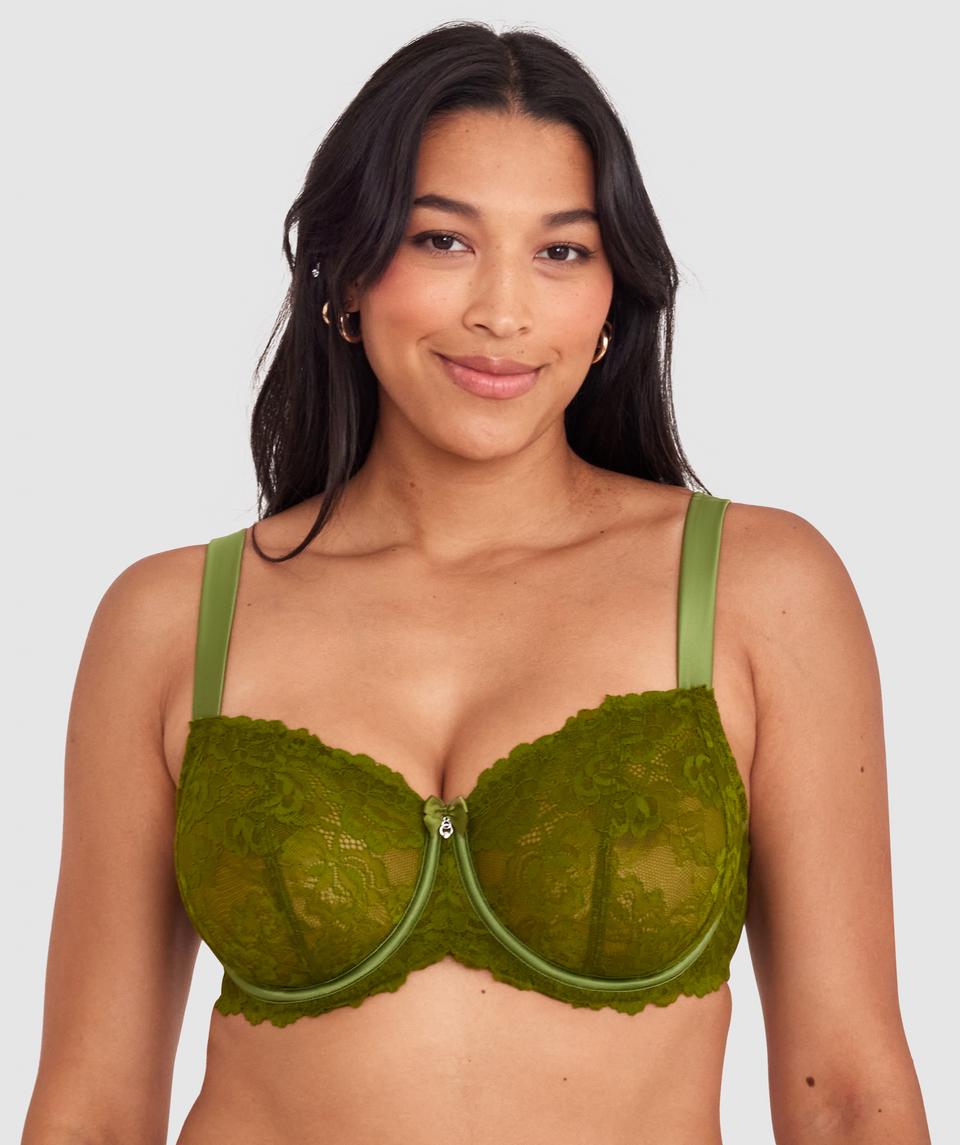 Alejandra is wearing a 12DD bra and size 12 underwear. She stands at 173cm/5'8in, with a 30" waist and 41¾" hips.