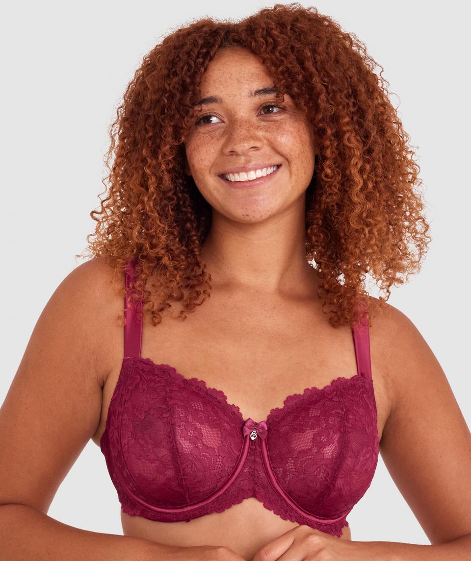 Zara is wearing a 12DD top and 12 bottom, with bust 89cm/35in, waist 71cm/28in, and hip 102cm/40in. She stands at 180cm/5'11in.