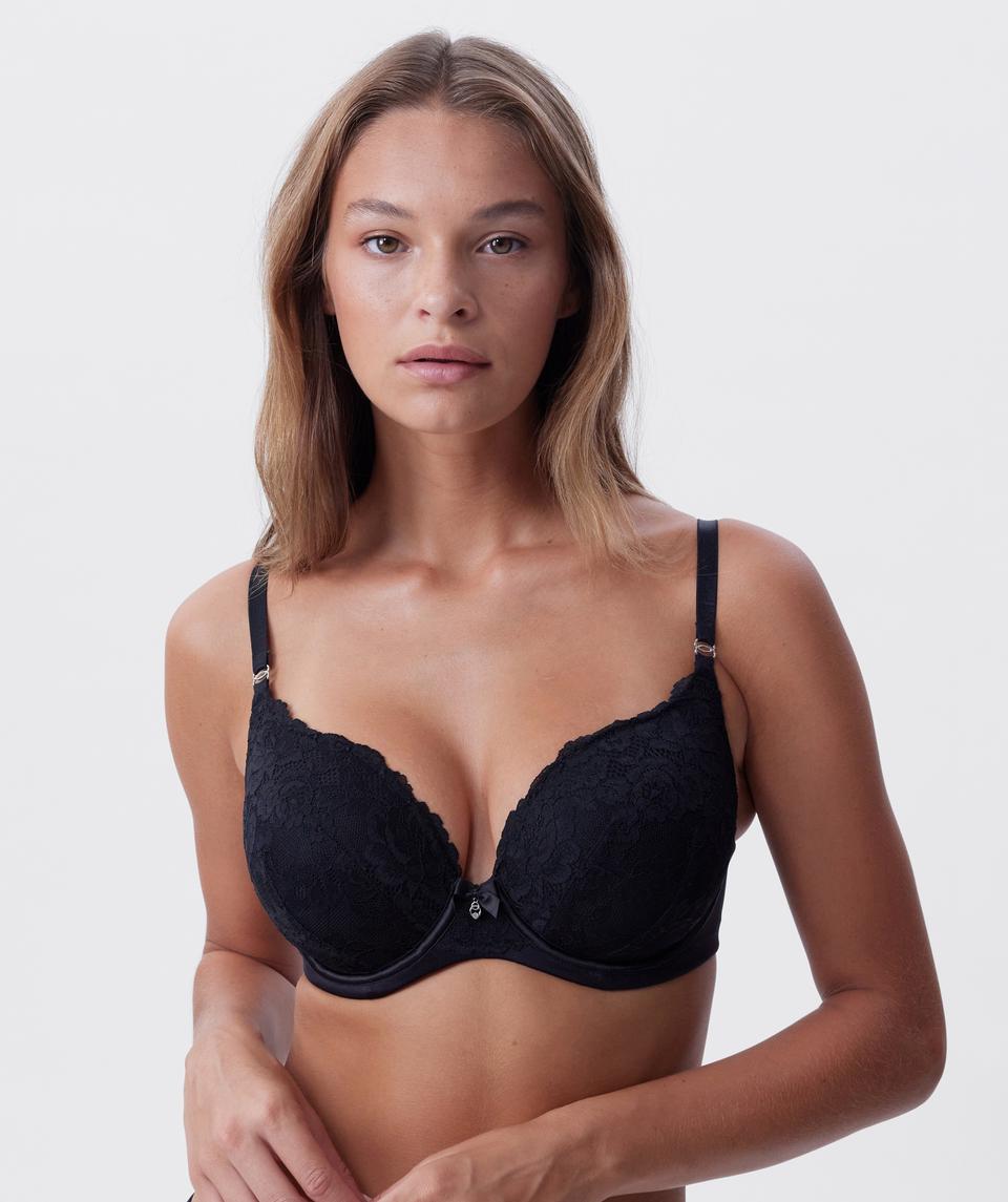 Jayde is wearing a 10DD bra and 10 underwear, with bust 86cm/34in, waist 70cm/27.5in, and hip 99cm/39in. She stands at 181cm/5'11in.