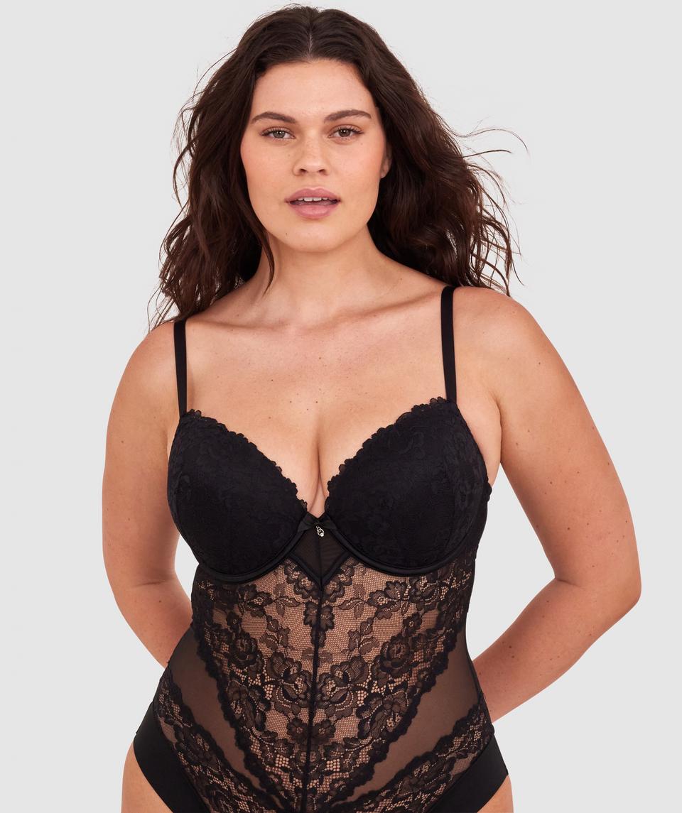 Jasmine is wearing a 12DD bra and size 12 underwear, with bust 96cm/38in, waist 77cm/30.5in, and hip 111cm/43.5in. She stands at 175cm/5'9in.