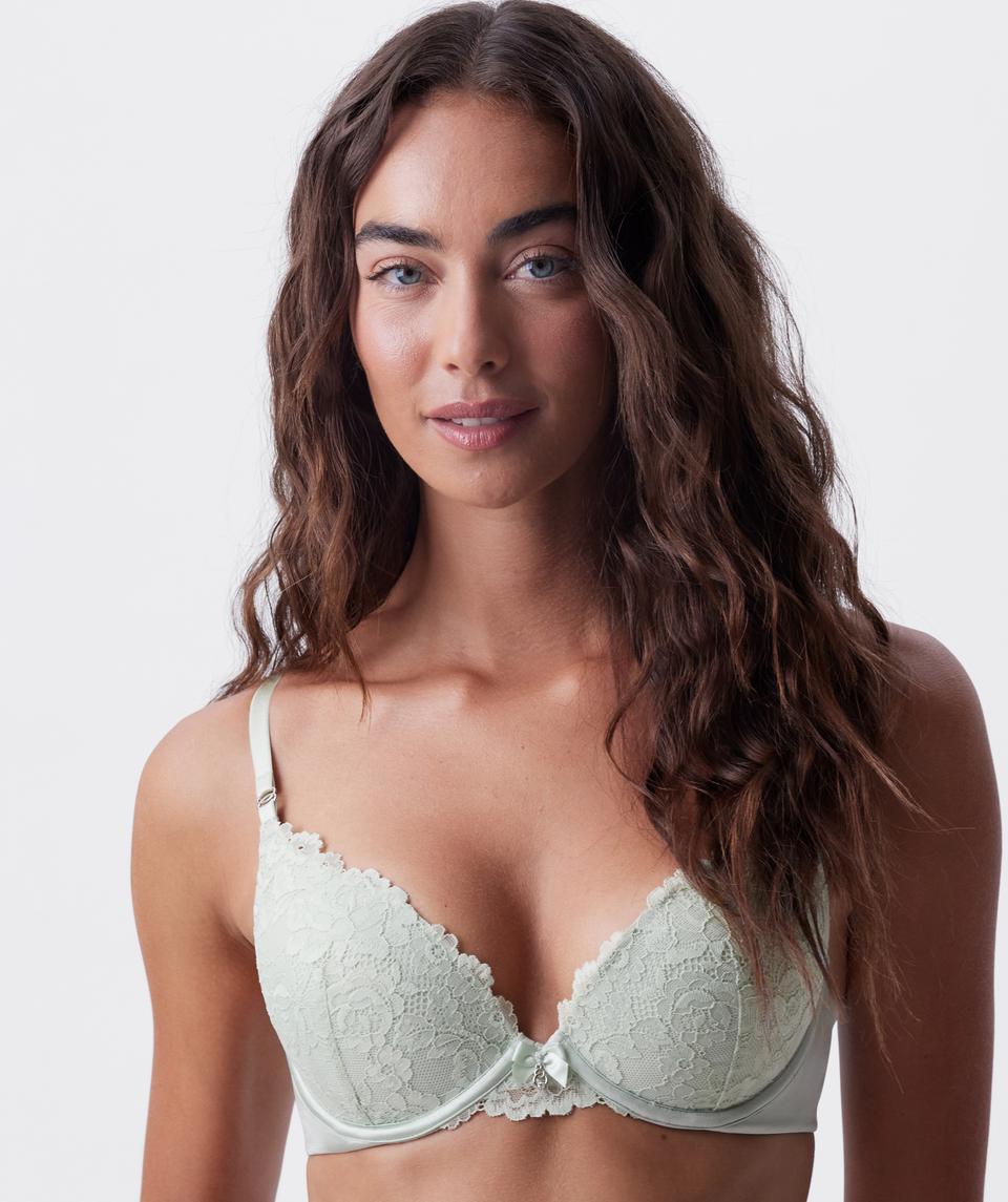 Tash is wearing a 10BC bra and 10 underwear, with bust 81cm/32in, waist 66cm/26in, and hip 94cm/37in. She stands at 173cm/5'8in.