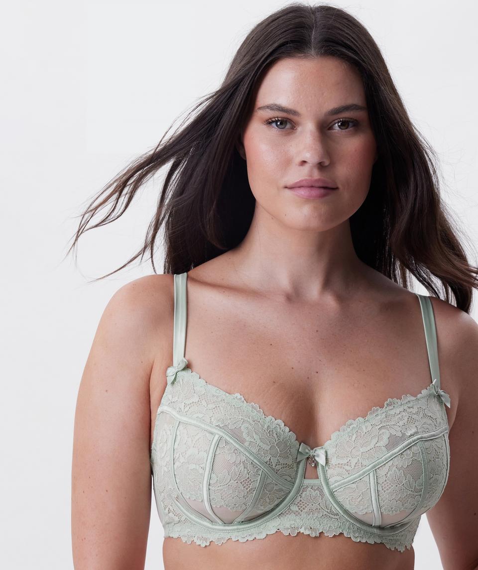 Jasmine is wearing a 12DD bra and size 12 underwear, with bust 96cm/38in, waist 77cm/30.5in, and hip 111cm/43.5in. She stands at 175cm/5'9in.