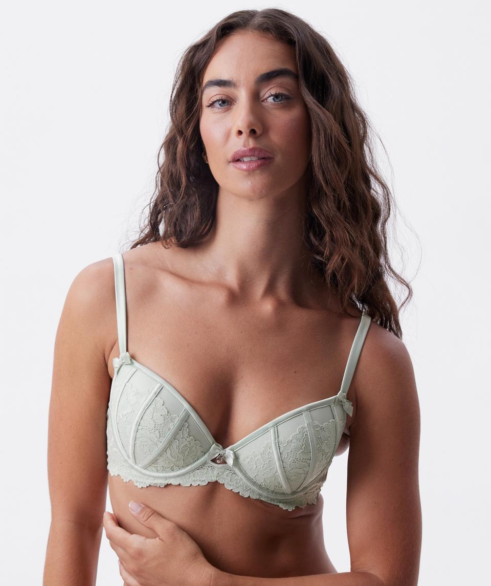 Tash is wearing a 10BC bra and 10 underwear, with bust 81cm/32in, waist 66cm/26in, and hip 94cm/37in. She stands at 173cm/5'8in.