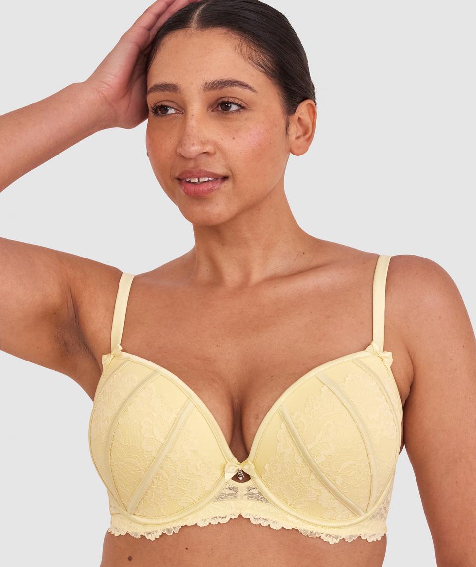 Terri-Leigh wears a size 12DD and size 12 underwear. She is a size 12 Is 177cm tall with a 98cm bust and 79cm waist and 79cm hips.