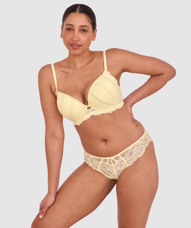 Terri-Leigh wears a size 12DD and size 12 underwear. She is a size 12 Is 177cm tall with a 98cm bust and 79cm waist and 79cm hips.