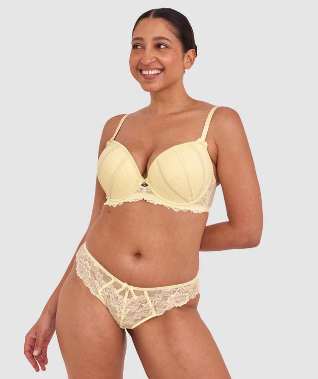 Terri-Leigh wears a size 12DD and size 12 underwear. She is a size 12 Is 177cm tall with a 98cm bust and 79cm waist and 79cm hips.