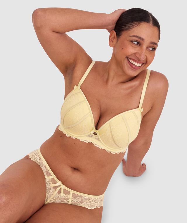 Terri-Leigh wears a size 12DD and size 12 underwear. She is a size 12 Is 177cm tall with a 98cm bust and 79cm waist and 79cm hips.