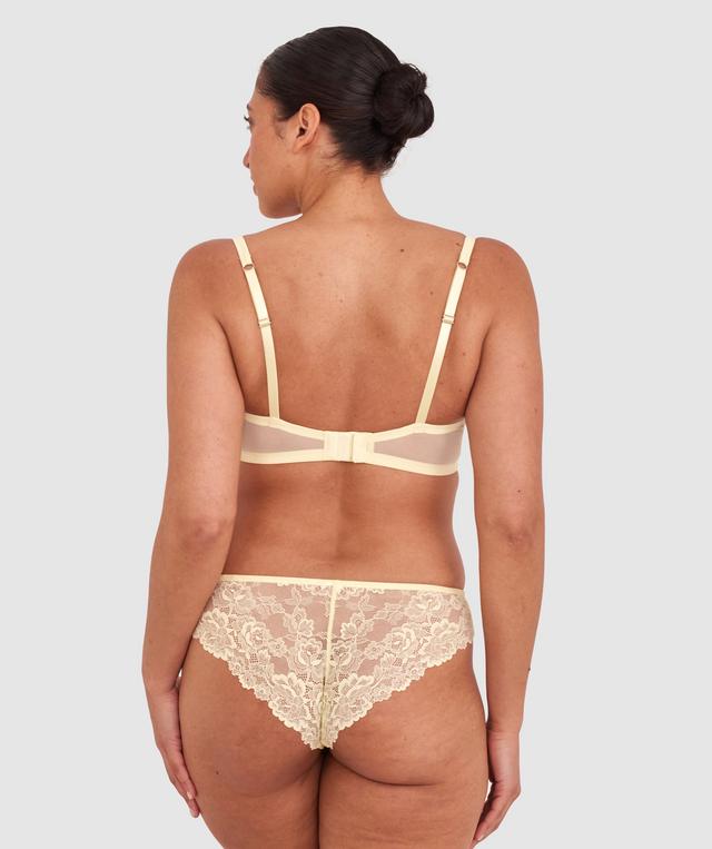 Terri-Leigh wears a size 12DD and size 12 underwear. She is a size 12 is 177cm tall with a 98cm bust and 79cm waist and 79cm hips.