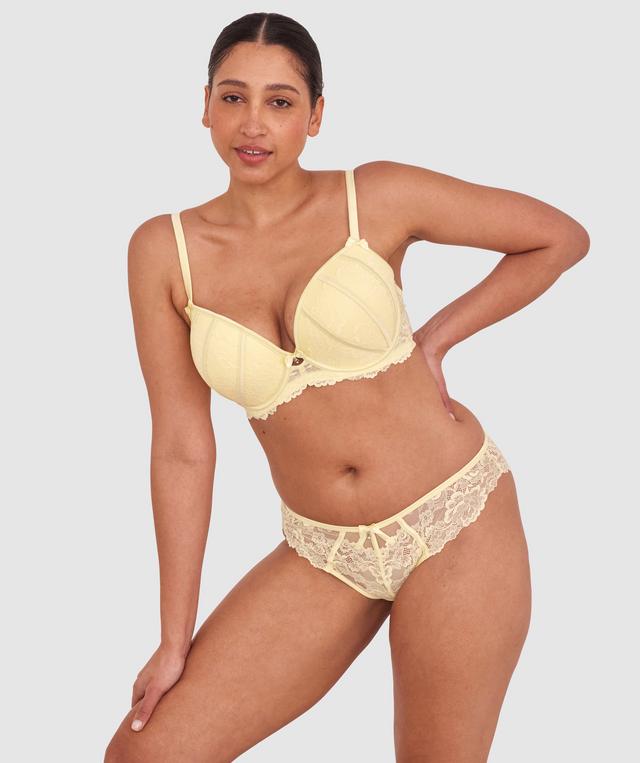 Terri-Leigh wears a size 12DD and size 12 underwear. She is a size 12 is 177cm tall with a 98cm bust and 79cm waist and 79cm hips.