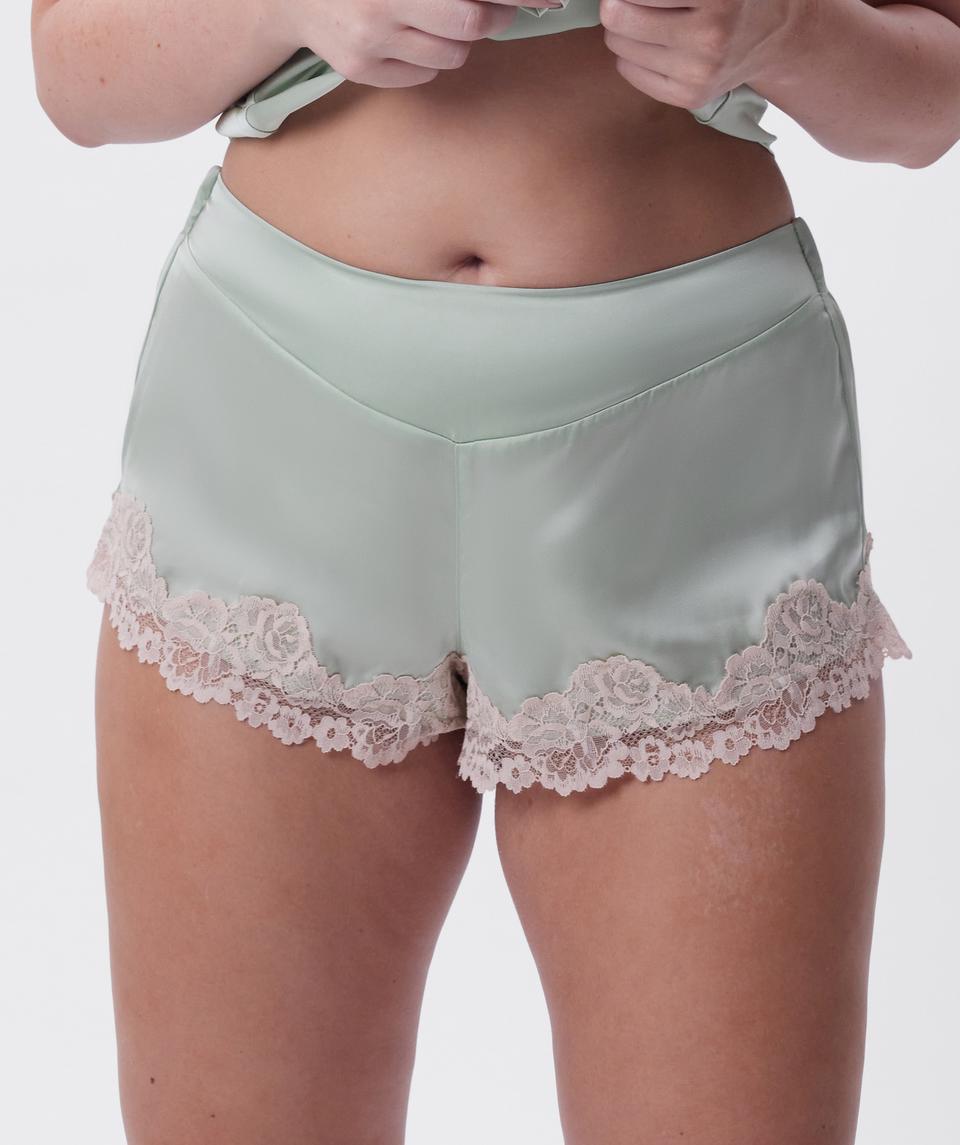 Jasmine is wearing a 12DD bra and size 12 underwear, with bust 96cm/38in, waist 77cm/30.5in, and hip 111cm/43.5in. She stands at 175cm/5'9in.