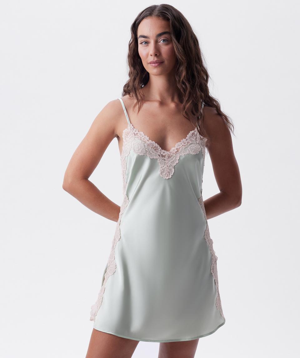 Tash is wearing a 10BC bra and 10 underwear, with bust 81cm/32in, waist 66cm/26in, and hip 94cm/37in. She stands at 173cm/5'8in.