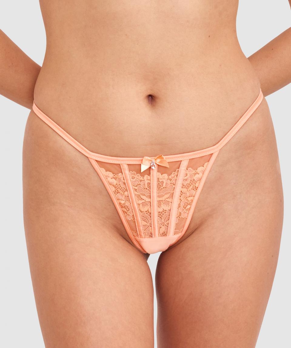 Farida is wearing a 10BC/S top and 10/S bottom, with bust 84cm/33in, waist 66cm/26in, and hip 91cm/36in. She stands at 173cm/5'8in.