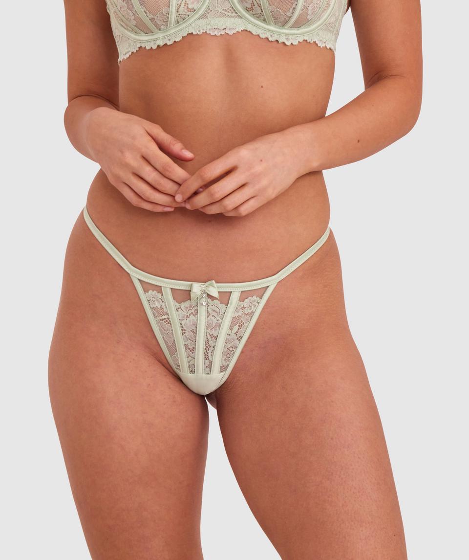 Chloe is wearing a 10C/S top and 10/S bottom, with bust 84cm/33in, waist 61cm/24in, and hip 94cm/37in. She stands at 170cm/5'7in.