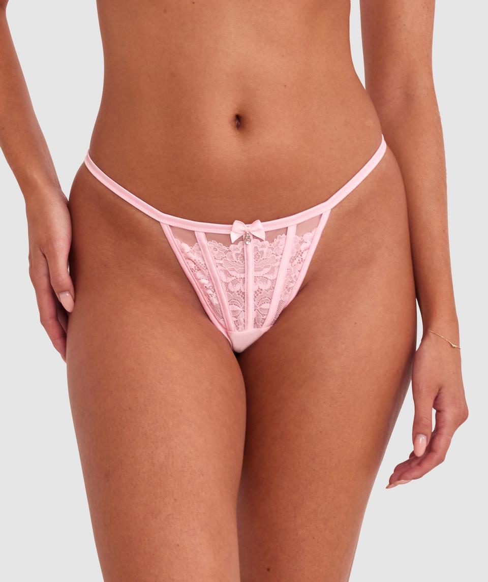 Emma is wearing a 10BC bra and 10 underwear, with bust 81cm/32in, waist 64cm/25in, and hip 93cm/36.5in. She stands at 173cm/5'8in.