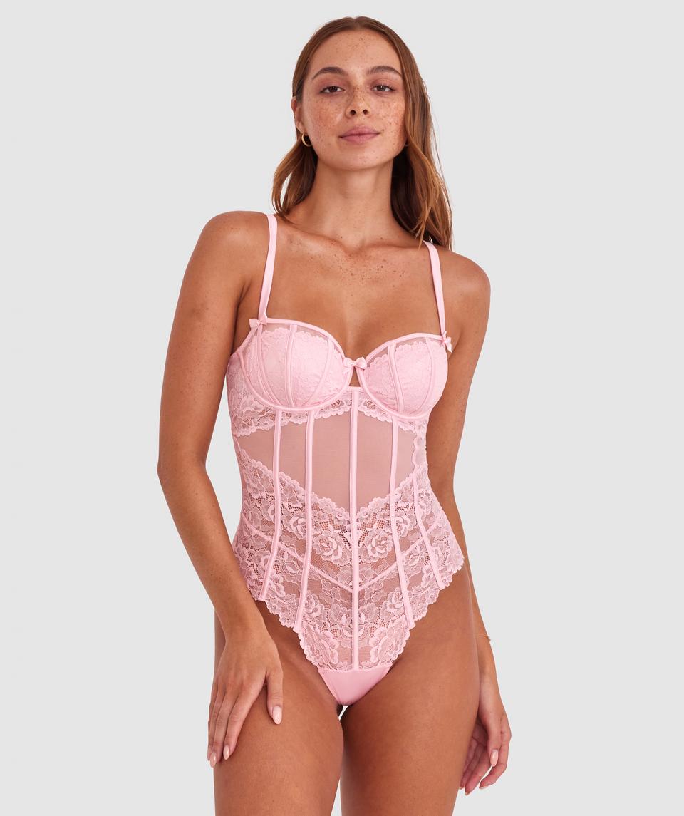 Emma is wearing a 10BC bra and 10 underwear, with bust 81cm/32in, waist 64cm/25in, and hip 93cm/36.5in. She stands at 173cm/5'8in.