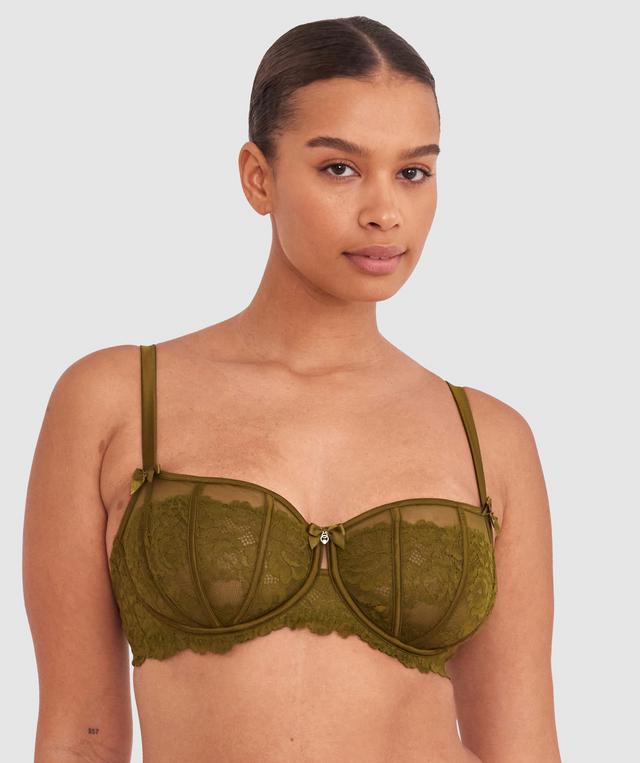 Shimma is wearing a 12 DD top and 12 bottom with bust 94cm/37in waist 70cm/27 1/2in and hip 107cm/42in. She stands at 175cm/5'9in.