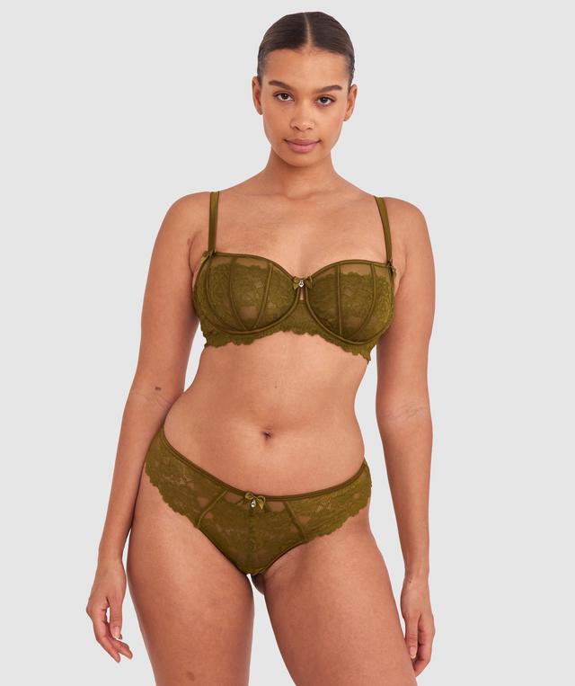 Shimma is wearing a 12 DD top and 12 bottom with bust 94cm/37in waist 70cm/27 1/2in and hip 107cm/42in. She stands at 175cm/5'9in.