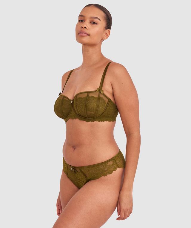 Shimma is wearing a 12 DD top and 12 bottom with bust 94cm/37in waist 70cm/27 1/2in and hip 107cm/42in. She stands at 175cm/5'9in.