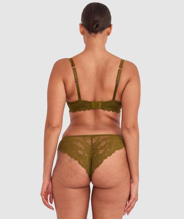 Shimma is wearing a 12 DD top and 12 bottom with bust 94cm/37in waist 70cm/27 1/2in and hip 107cm/42in. She stands at 175cm/5'9in.