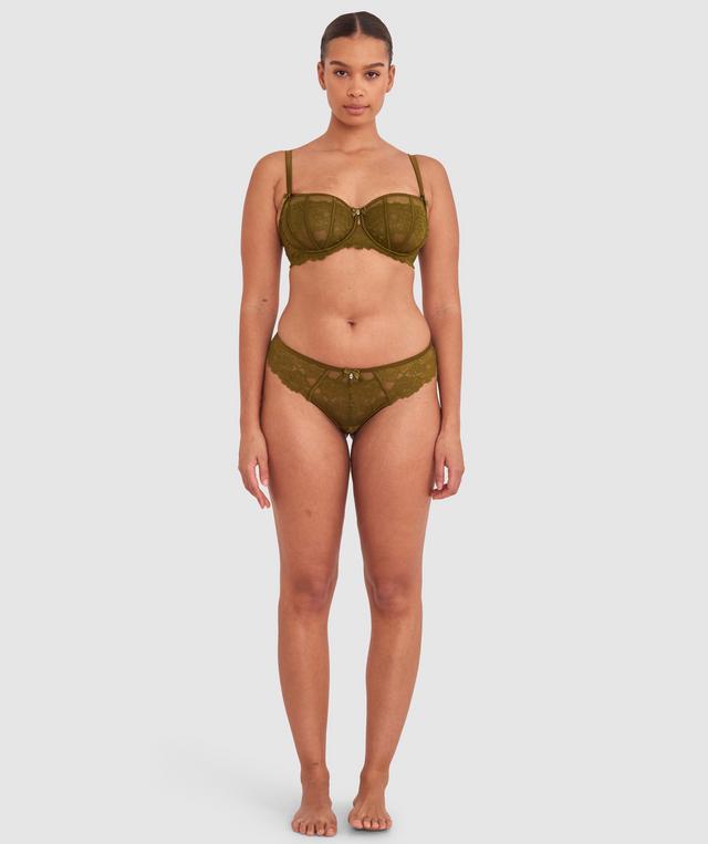 Shimma is wearing a 12 DD top and 12 bottom with bust 94cm/37in waist 70cm/27 1/2in and hip 107cm/42in. She stands at 175cm/5'9in.
