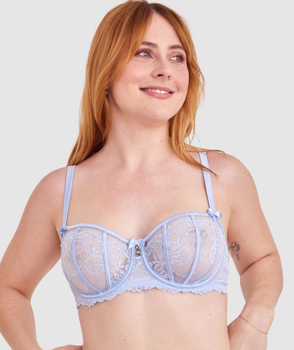 Lucy is wearing a 12DD top and 12 bottom. She stands at 165cm/5'4in.
