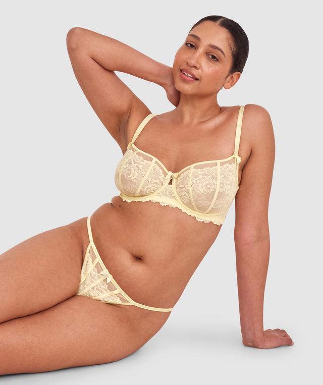 Terri-Leigh wears a size 12DD and size 12 underwear. She is a size 12 is 177cm tall with a 98cm bust and 79cm waist and 79cm hips.