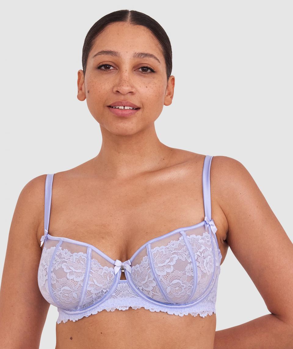 Terri-Leigh wears a size 12DD and size 12 underwear. She is a size 12 Is 177cm tall with a 98cm bust and 79cm waist and 79cm hips.