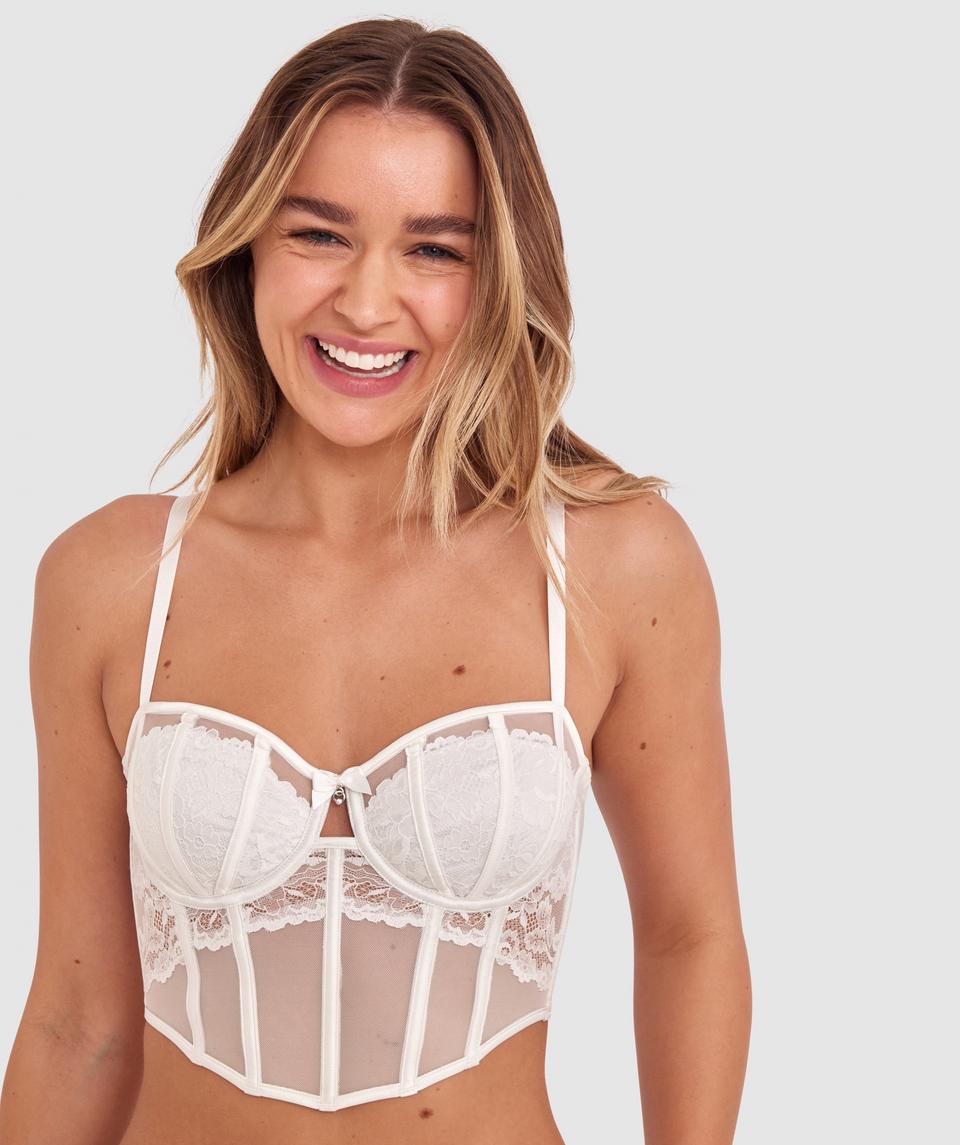 Frankie is wearing a 10B/C/S top and 10/S bottom, with bust 85cm/33in, waist 63cm/24in, and hip 95cm/37in. She stands at 176cm/5'9".