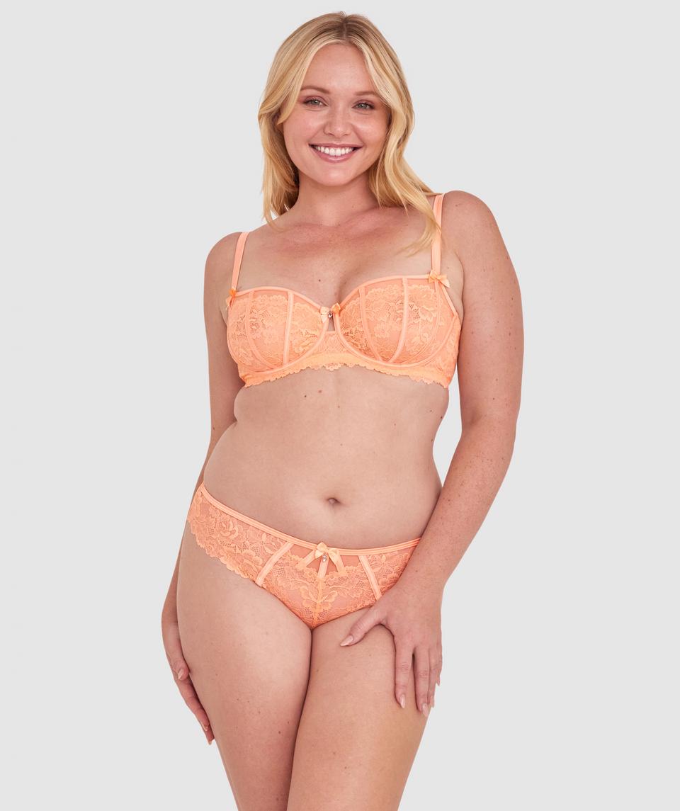 Brooke is wearing a 12DD/M top and 12/M bottom, with bust 99cm/39in, waist 82cm/32.5in, and hip 106cm/42 1/2in. She stands at 175cm/5'8in.