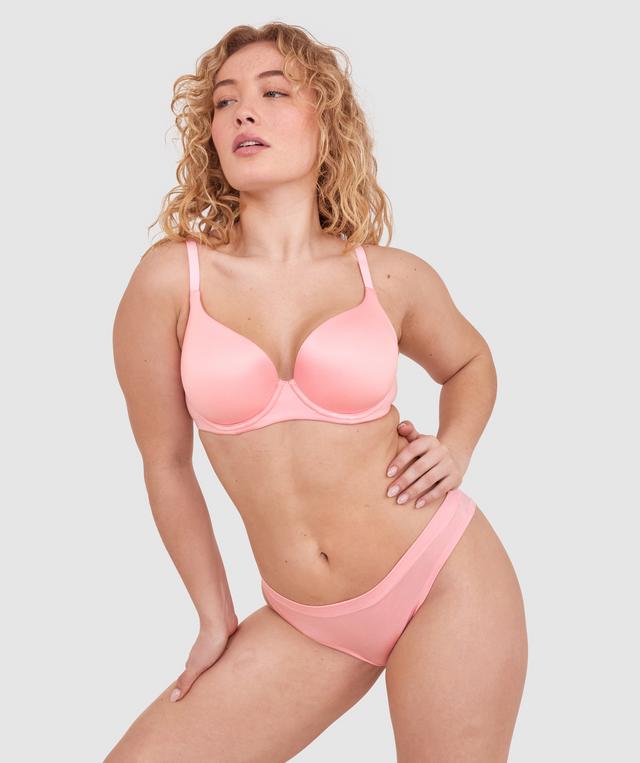 Tay G wears a size 12DD bra and size 12 underwear. She is 161cm tall and has measurements of 92cm bust a 71cm waist and 101cm hips.